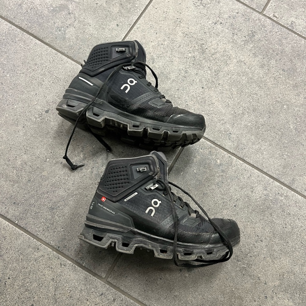 On Running Black Trail Boots